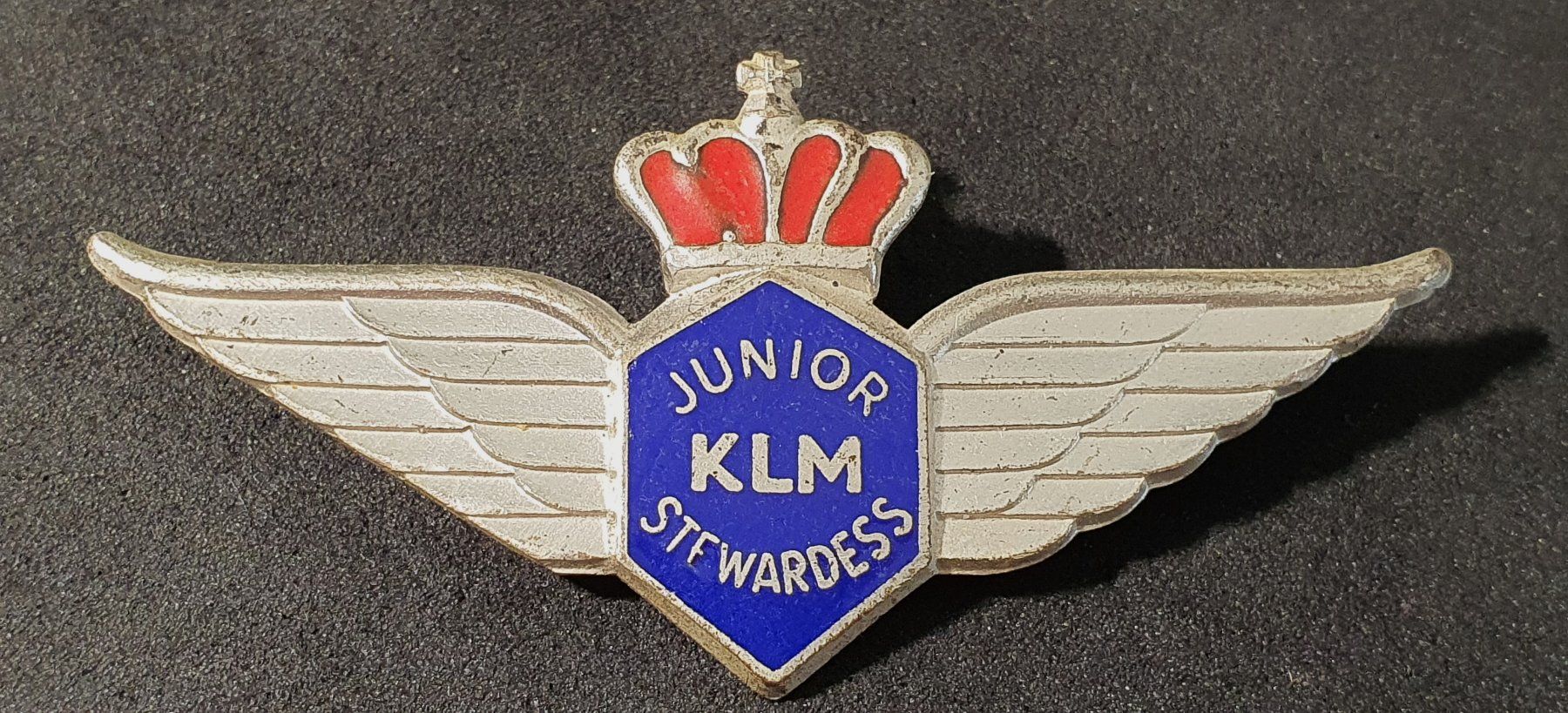 Plaquettes & Badges: GG127 - Alte Brosche Fluggesellschaft KLM Junior Stewardess – D'occasion à Reinach BL par Boston-Verkauf