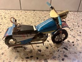 Blechmotorrad Modell aus Büchsen gemacht aus Kuba