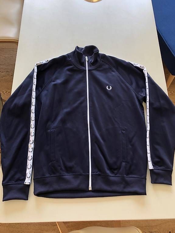 Giacche: Fred Perry Trainerjacke dunkelblau mit weiss Gr.L – Usato da Kreuzlingen venduto da gra_7qcc