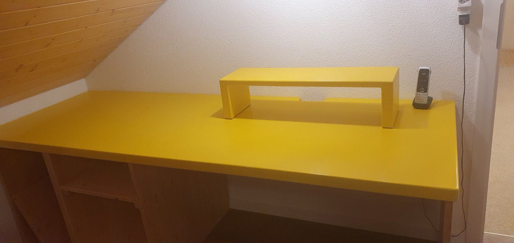 Bureaux: Pult mit gelber Tischplatte – D'occasion à Oppikon par Samani 1