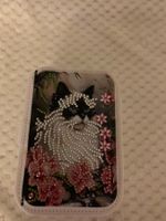 Schmuckbox mit Katzendesign und funkelnden Steinchen