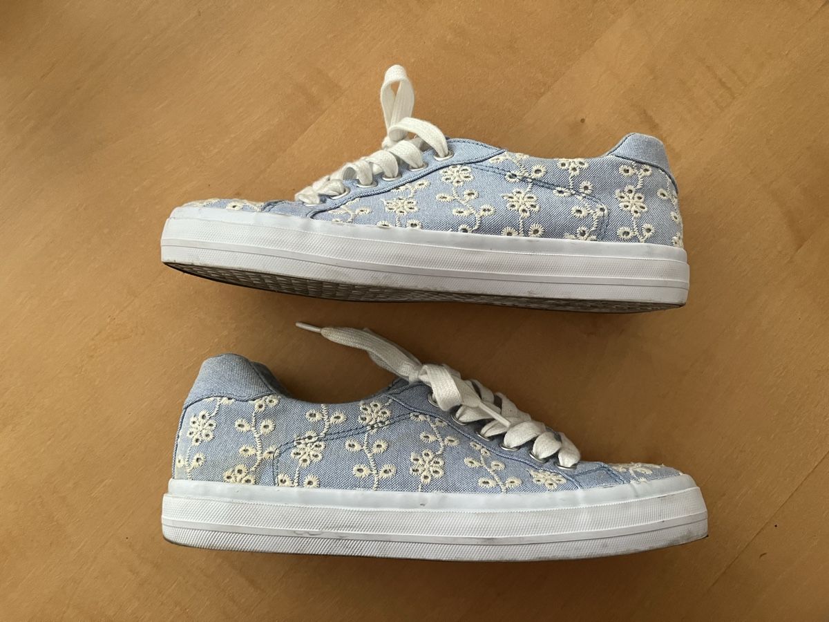 Scarpe da donna: Hellblauer Sneaker mit Blumenstickerei – Usato da Basel venduto da tiadolma 1