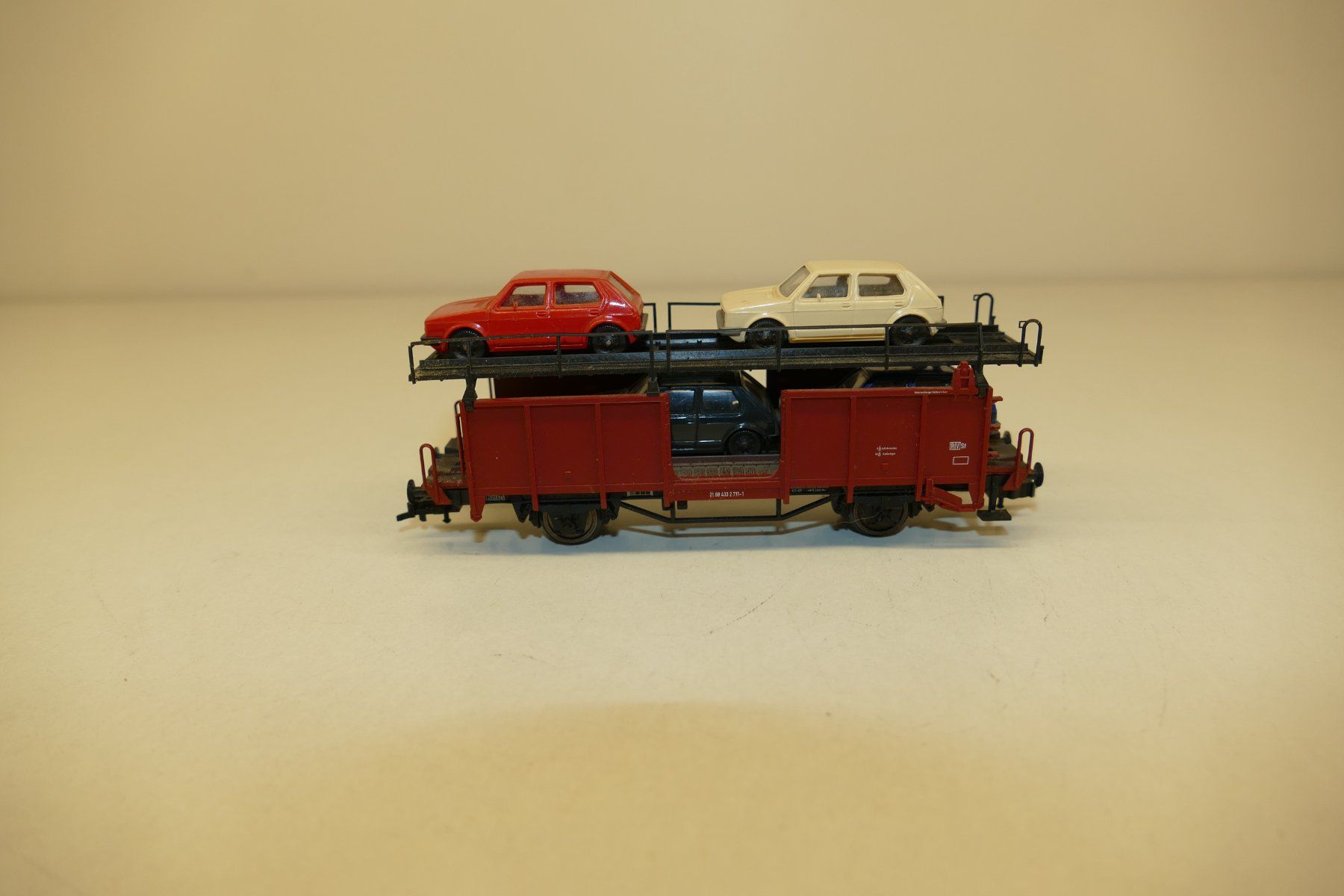 Fleischmann Modellini di ferrovie: Fleischmann H0: DB Autotransportwagen mit 4xPKW – Usato da Niederhasli venduto da rail-duerst 3