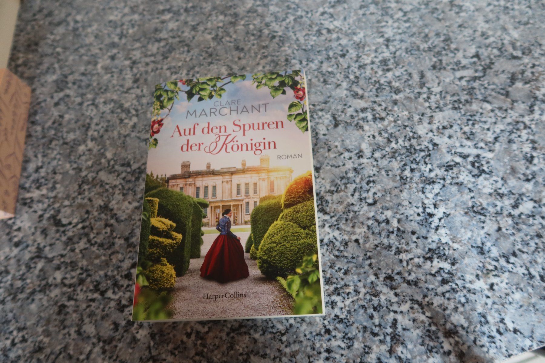 Libri: Auf den Spuren der Königin – Usato da Täuffelen venduto da Cindybussy