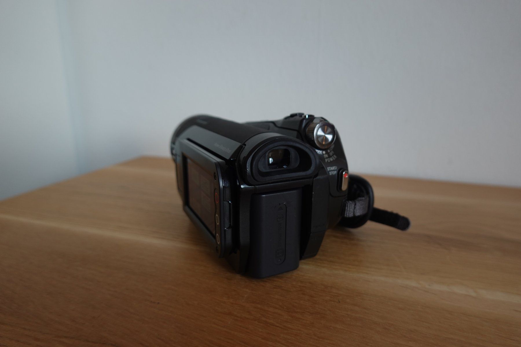 Sony Videocamere: Sony Handycam HDR-HC9 - Schwarz – Usato da Fribourg venduto da mar_9vlt 7