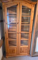 Schöner Vitrinenschrank aus Kiefer Massivholz  / 2 türig