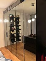 Moderner Kleiderschrank mit Spiegel