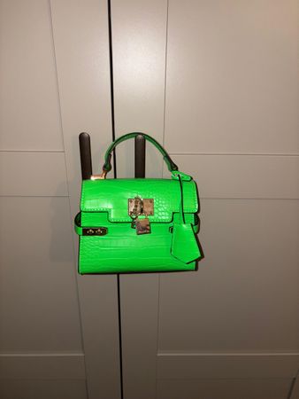 Grüne Handtasche in Kroko-Optik – Der Sommer kann kommen!
