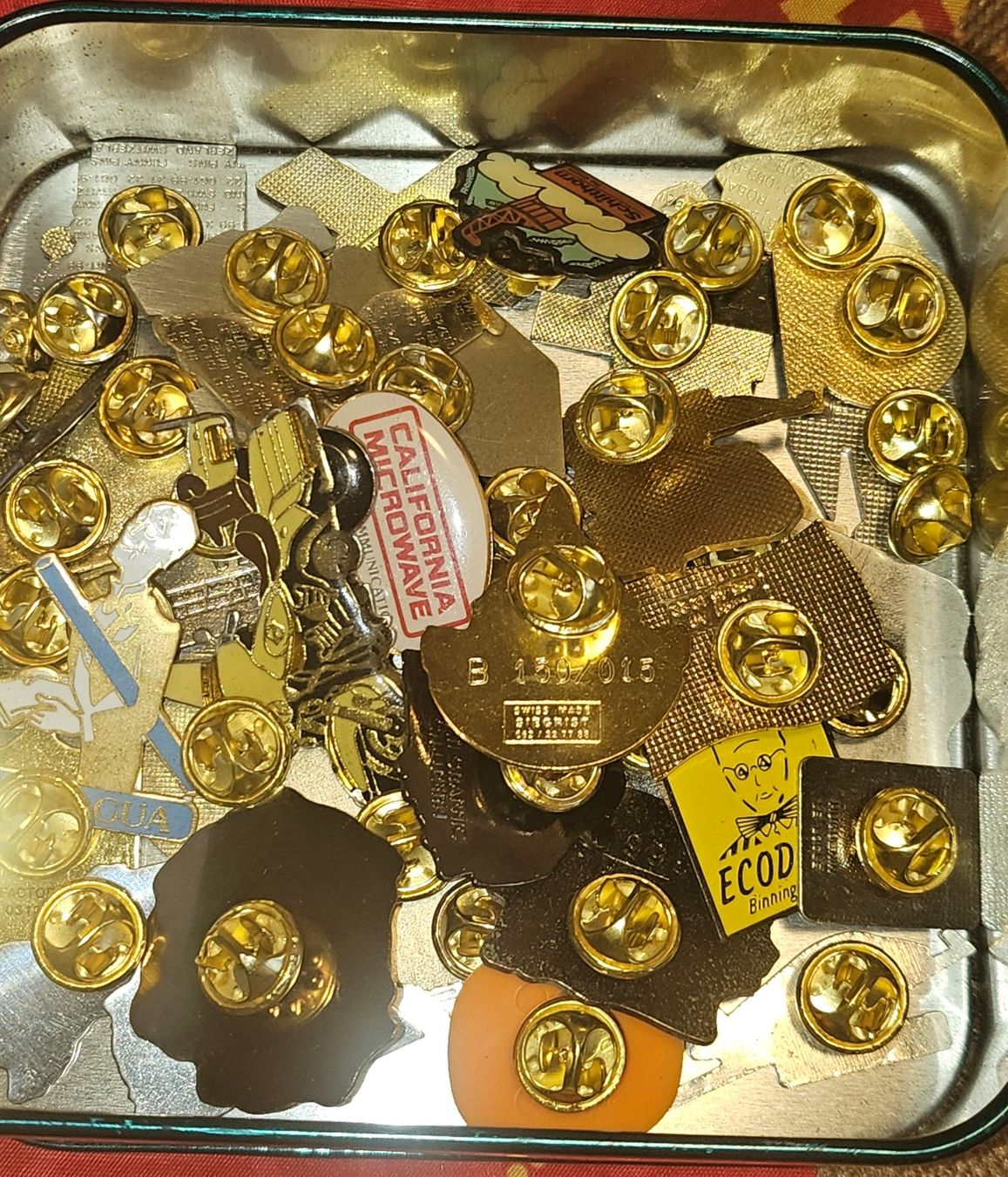 Plaketten & Abzeichen: 43 Stück diverse Pins – Gebraucht aus Thun von Shame 3