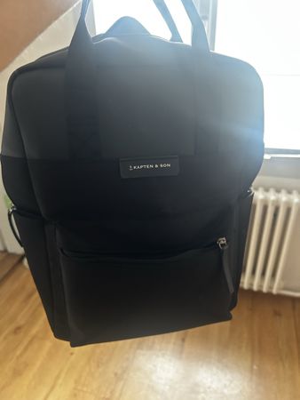 Rucksack Kapten & Son schwarz gebraucht mit Defekt