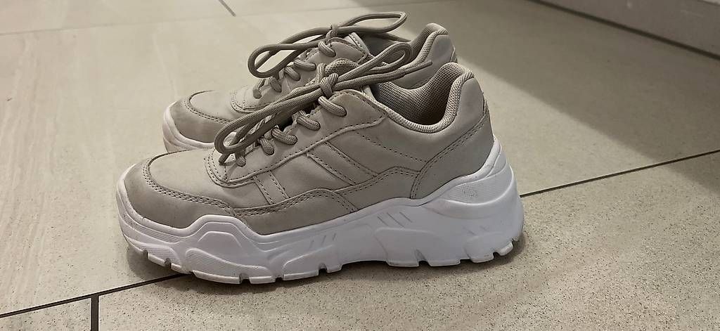 Scarpe per ragazze: Sneaker Sportschuhe Grösse 32 – Usato da Kastanienbaum venduto da pet_57dn 1