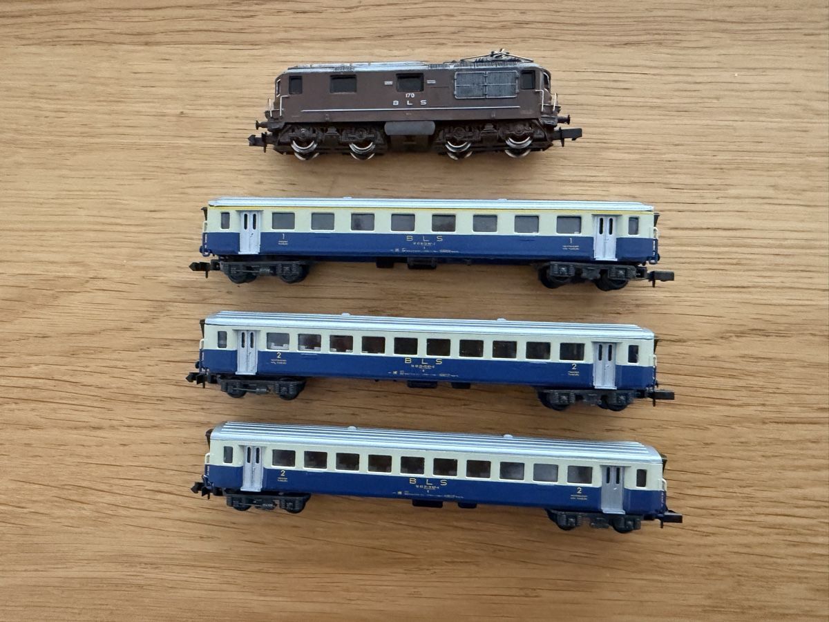 Arnold Modellini di ferrovie: Arnold E-Lok Re 4/4 BR 170 BLS + Wagen – Usato da Schaffhausen venduto da KellerJuerg