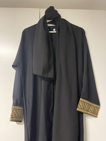 Elegante schwarze Abaya Gr. 54 mit goldenen Ärmeln