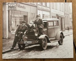 Unikat: Leinwanddruck «Vor der Hotelgarage» (Opel) 40x50cm