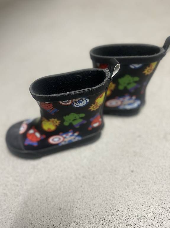 Schuhe für Jungen: Marvel H&M Gummistiefel 27 – Gebraucht aus Zollikon von JuRock 2