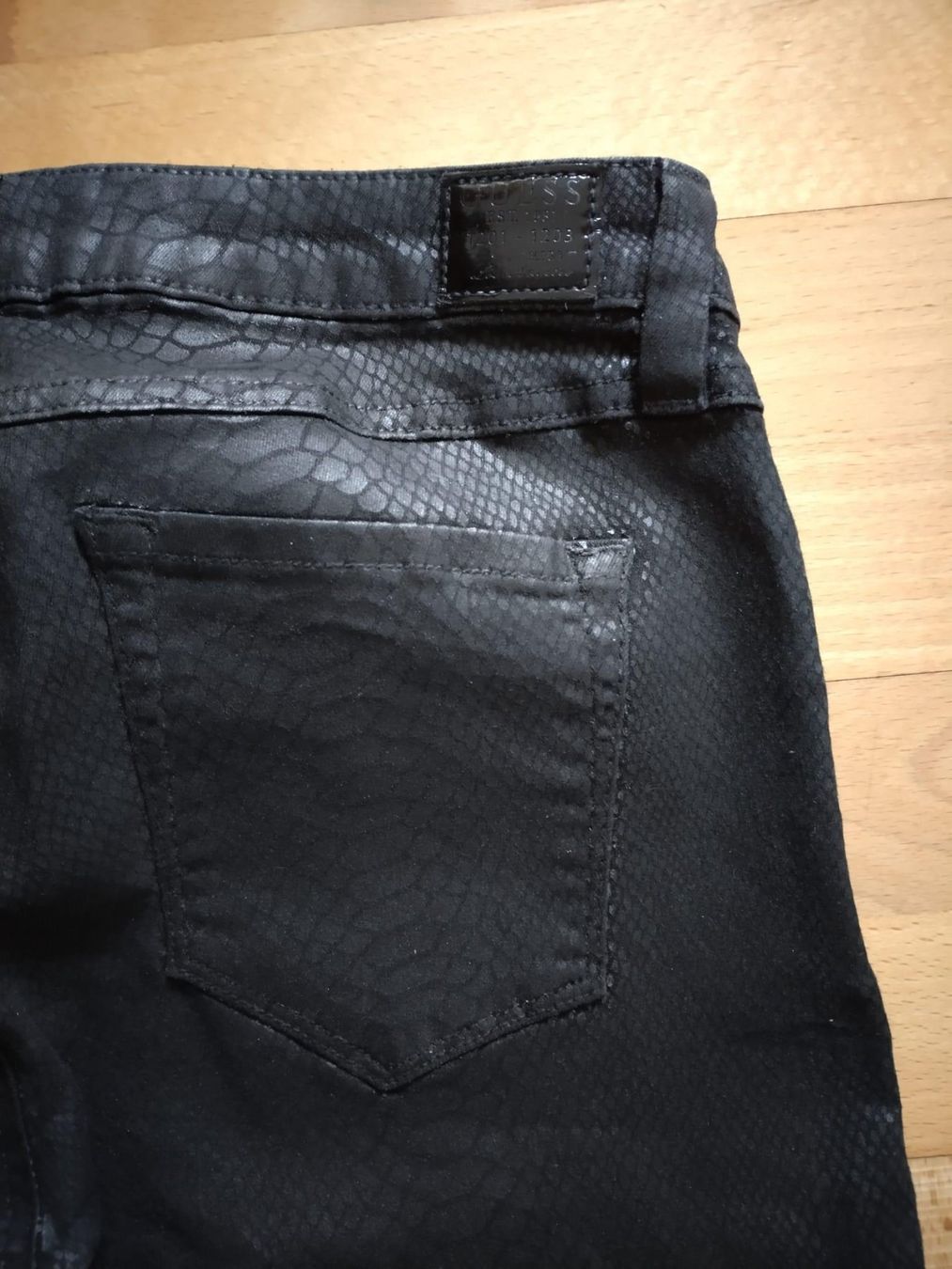 Guess Pantaloni: Neue Guess Hose schwarz Python Design Gr. 28 Inch (S) – Nuovo e nell'imballaggio originale da Zuerich venduto da proactiv 3