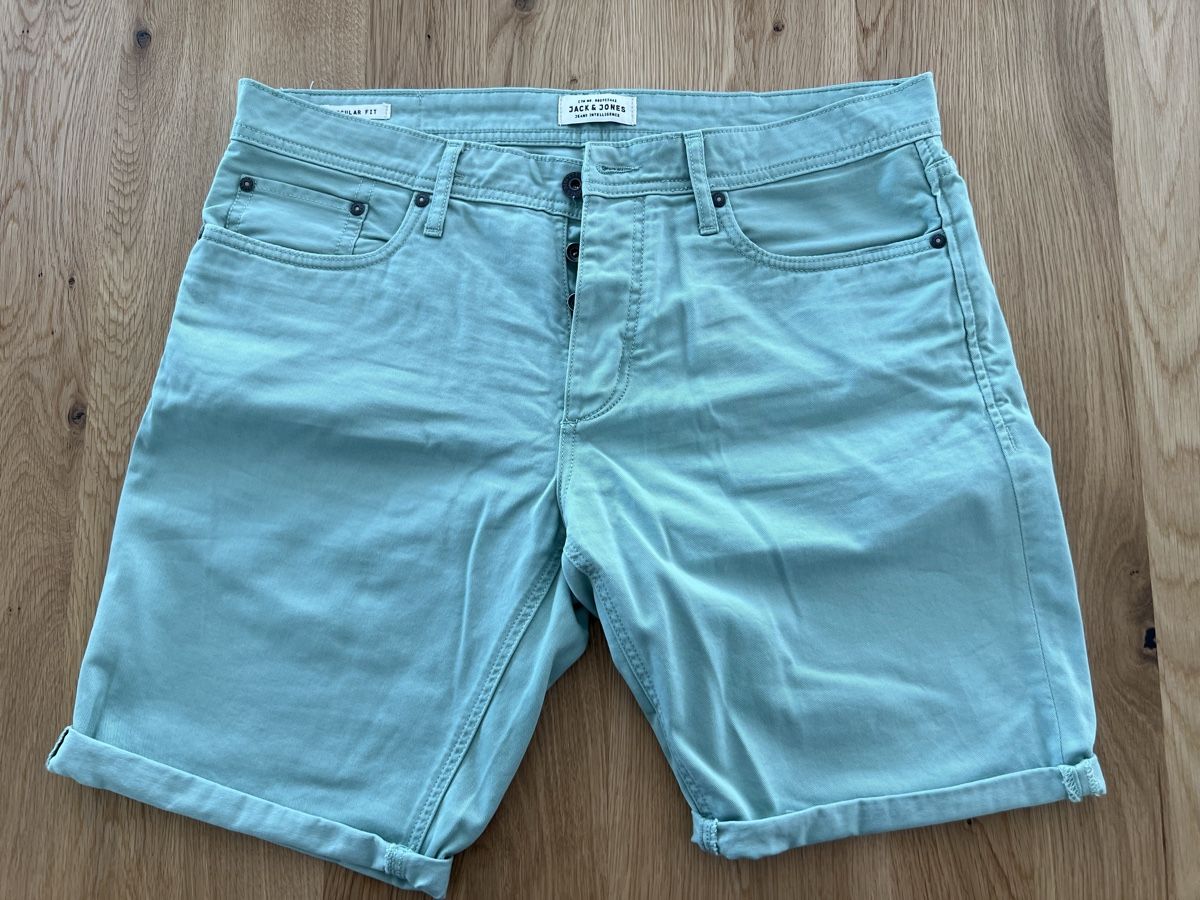 Kleiderpakete: 2x Sommer Shorts, Grösse 34, neuwertig – Gebraucht aus Gossau ZH von Marco821