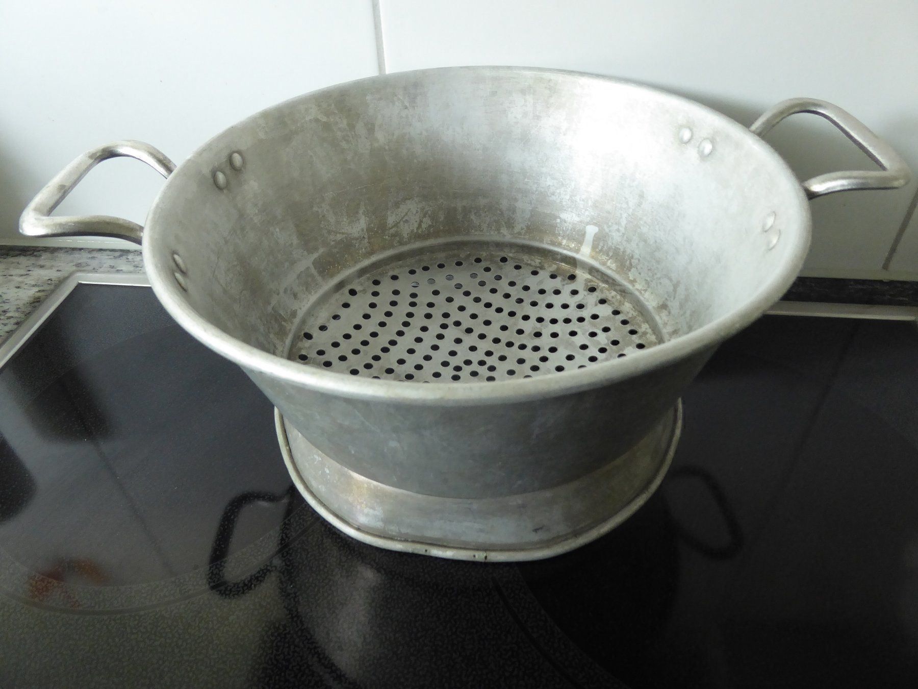 Küchengeräte: grosses altes Löcherbecken – Gebraucht aus Zürich von Chaeffeler