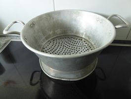 grosses altes Löcherbecken