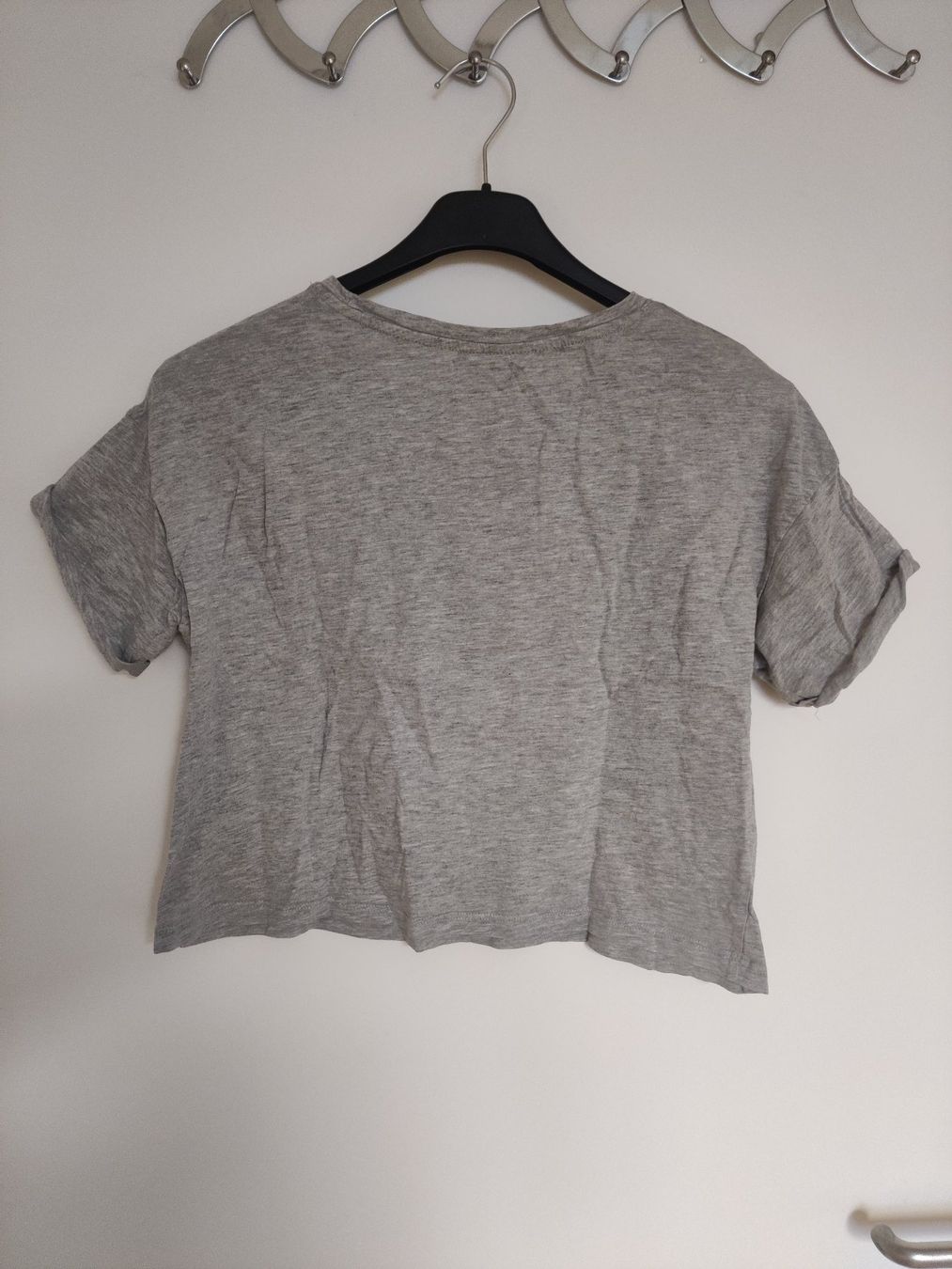 Bershka T-Shirts: Graues Crop Top mit süssem Print, Gr. M – Gebraucht aus Birmensdorf ZH von Nebuliane 3