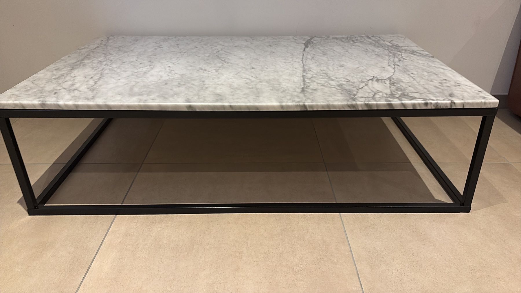 Tavoli: Table basse élégante en marbre véritable et métal noir – Usato da La Chaux-de-Fonds venduto da Momsicopsi 1