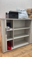 Aktenschrank mit Rolladentür und offenen Fächern hellgrau
