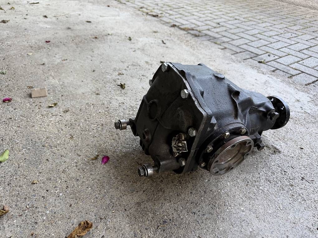 BMW Tutti pezzi di ricambio auto: Bmw e34 M5 210er Differential ohne Sperre – Usato da Muri AG venduto da Aero96 2