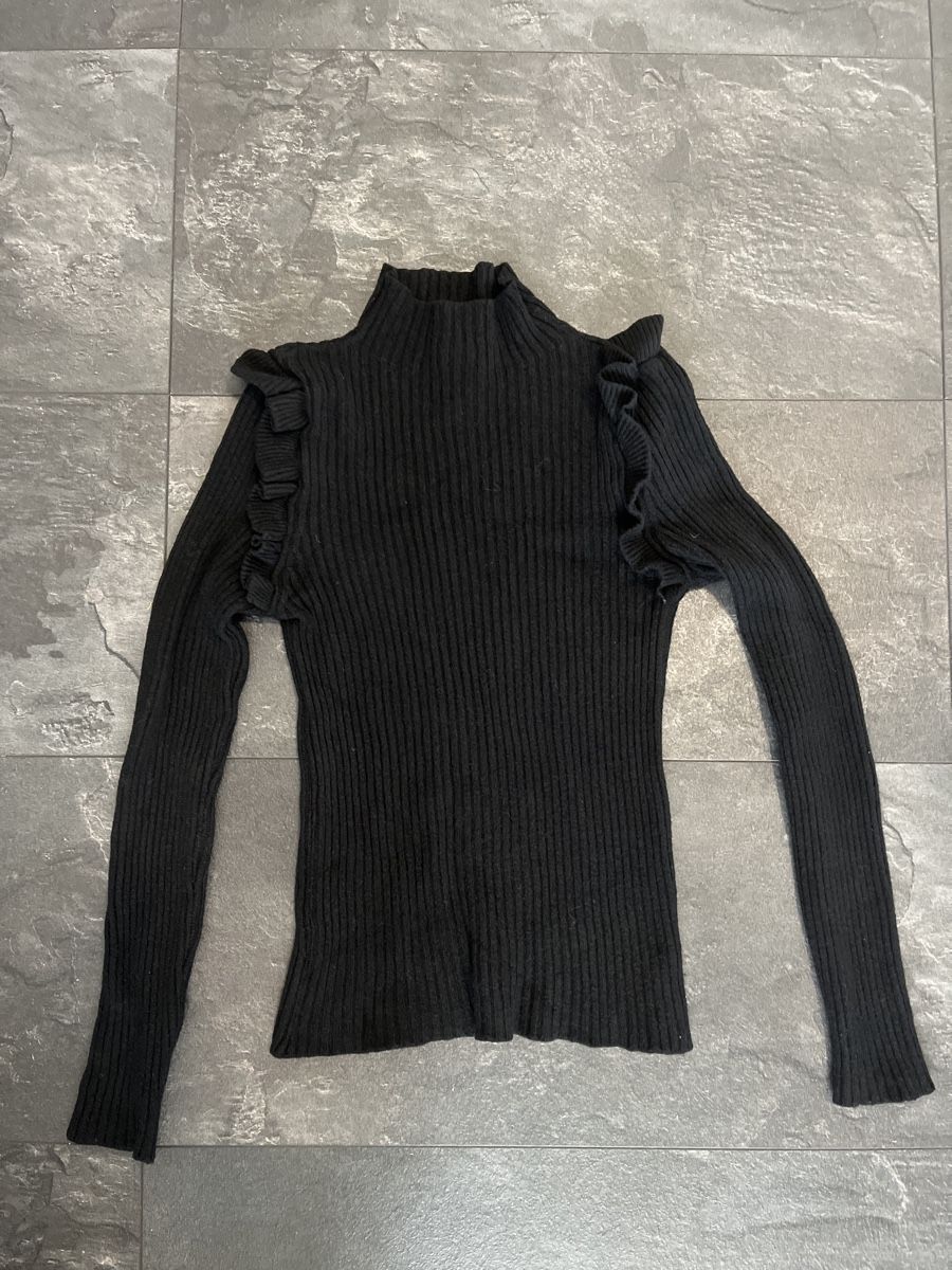 Maglioni & Felpe: Schwarzer Rollkragenpullover mit Rüschen – Usato da Dinhard venduto da Tatjjj