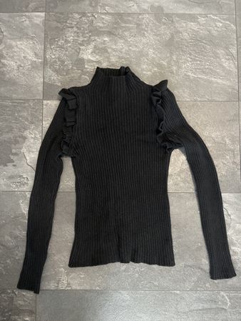 Schwarzer Rollkragenpullover mit Rüschen