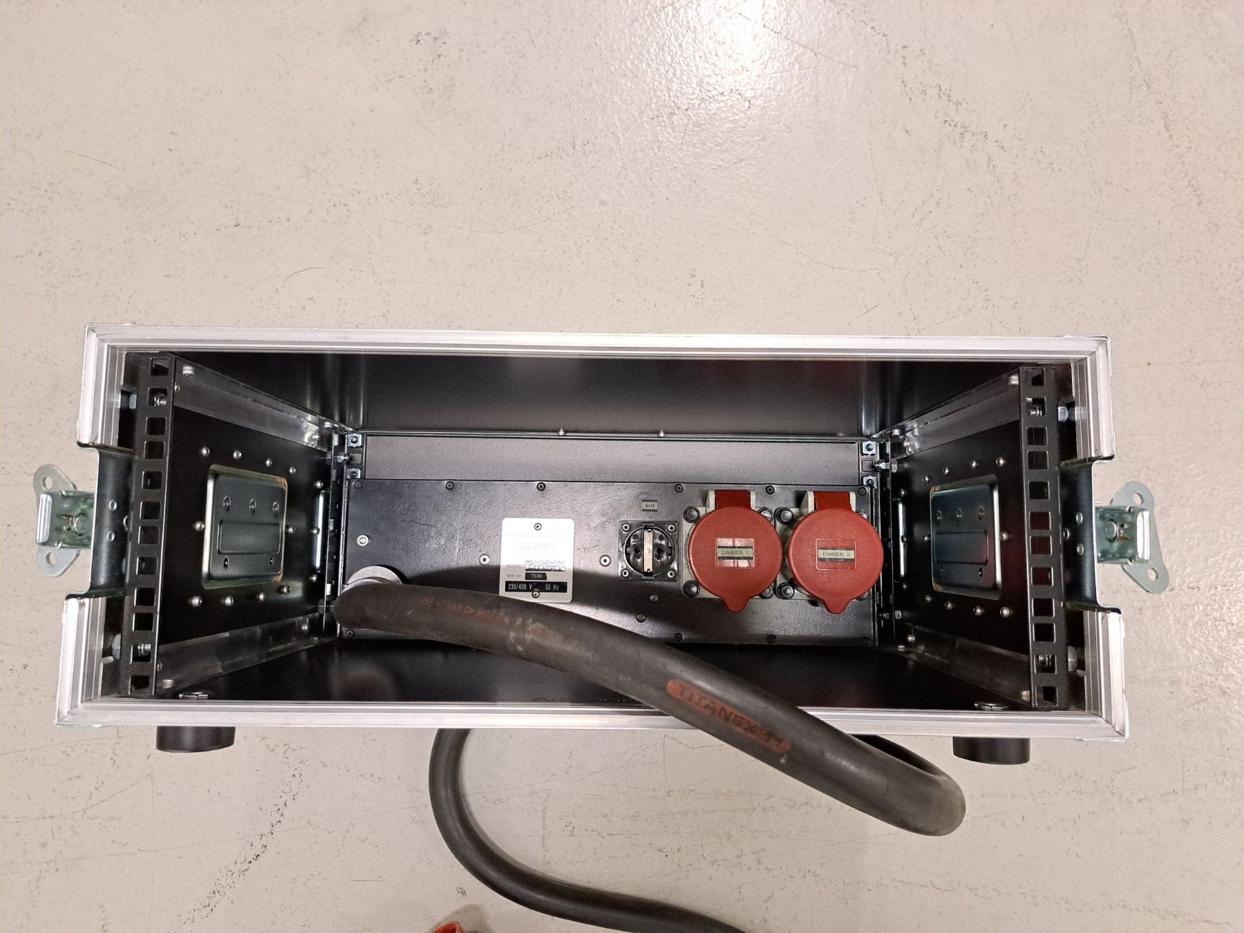 Alimentazione elettrica: Stromverteiler Camco CEE 63, im Flight Case – Usato da Embrach venduto da lichttechnik 3