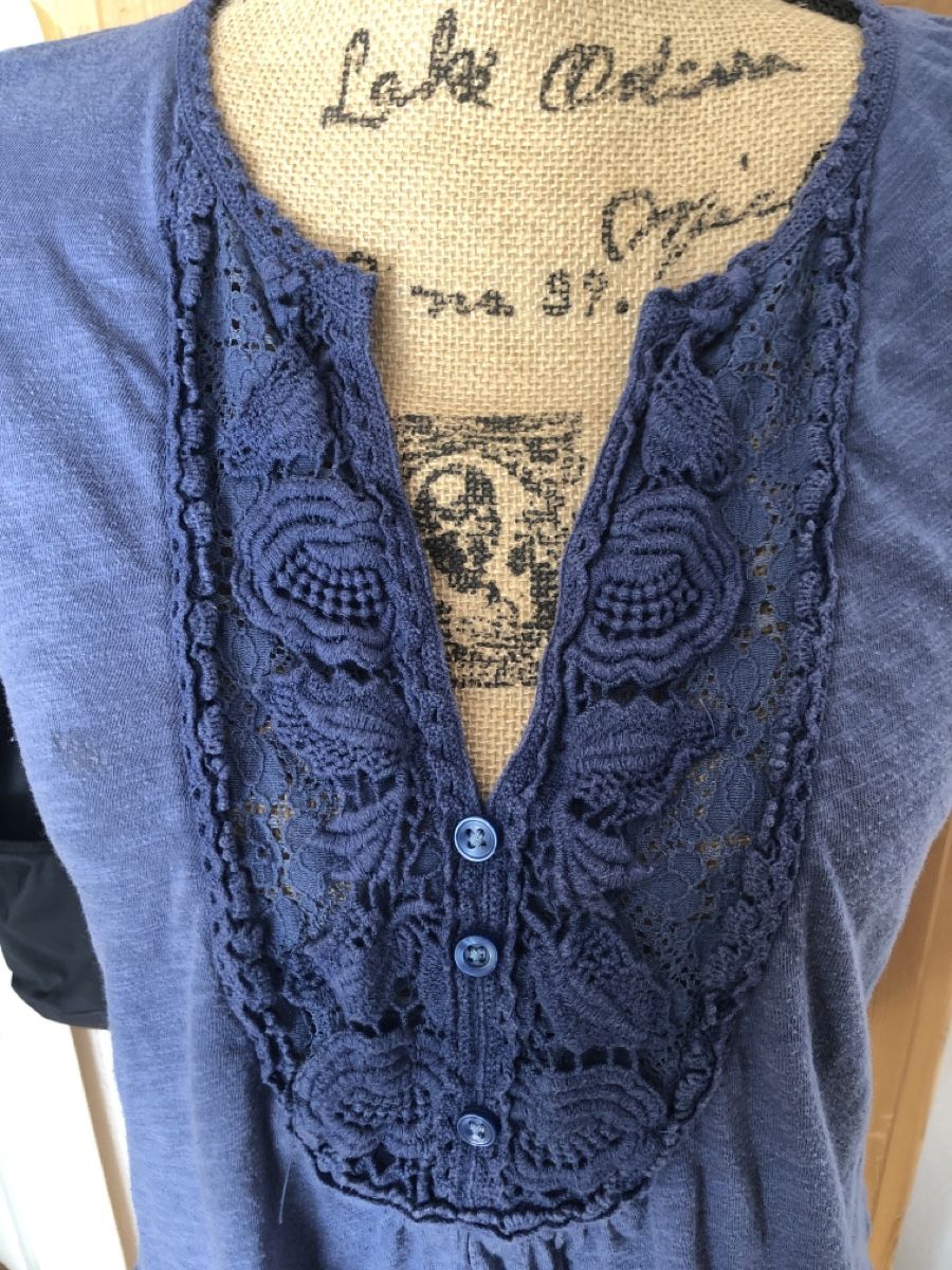 T-shirt: T-Shirt bleu avec dentelle – Usato da Biel/Bienne venduto da Lianumi 3