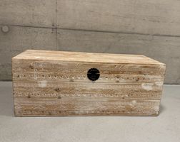 Truhe aus Holz im Landhausstil gut erhalten
