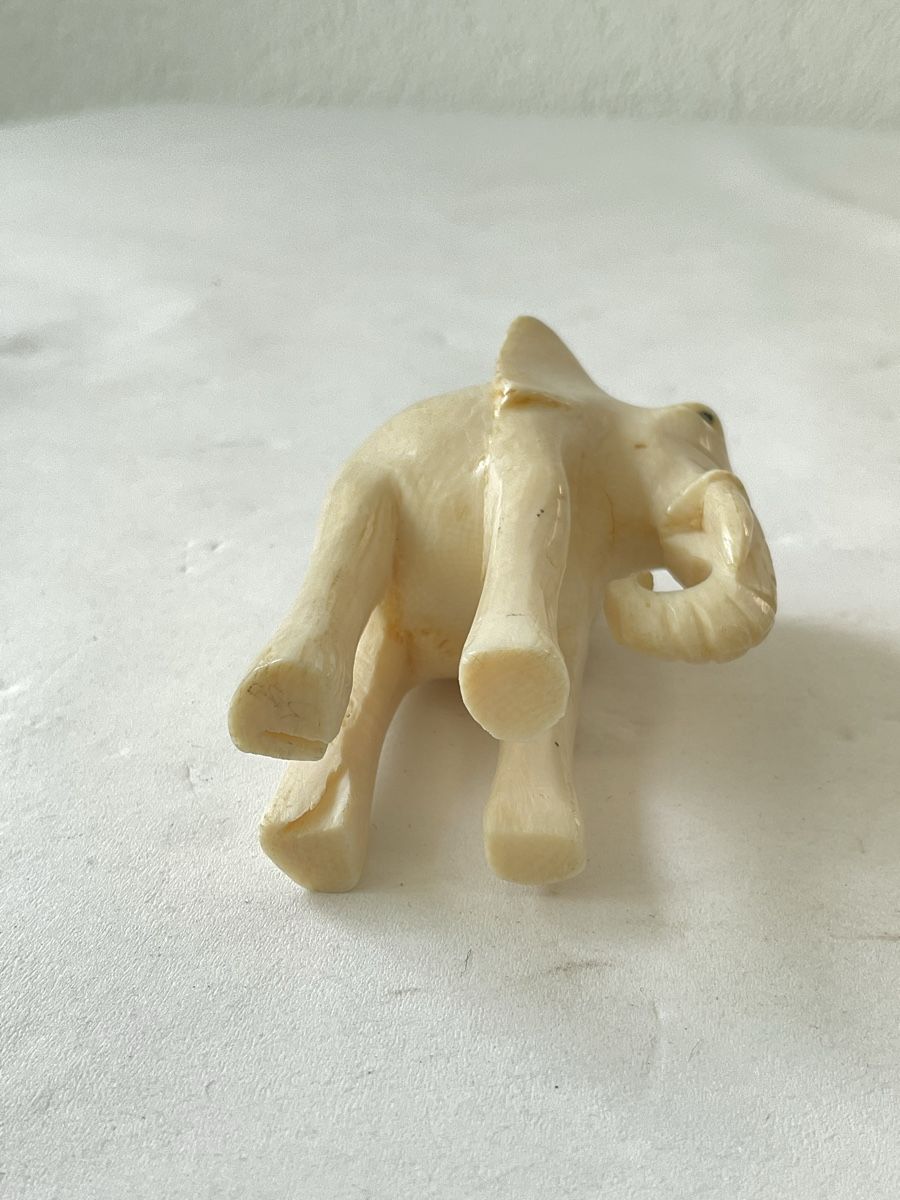 Figurines: Ancien éléphant sculpté  – D'occasion à Malleray par Robot12 4