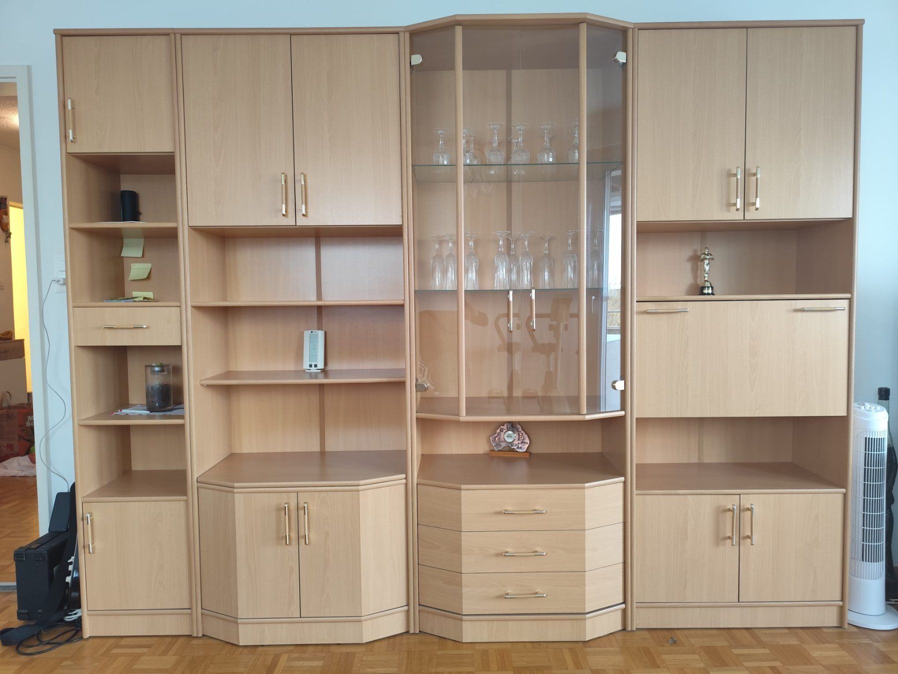 Credenze: Wohnwand mit integrierter Glasvitrine – Usato da Volketswil venduto da DivinCodino