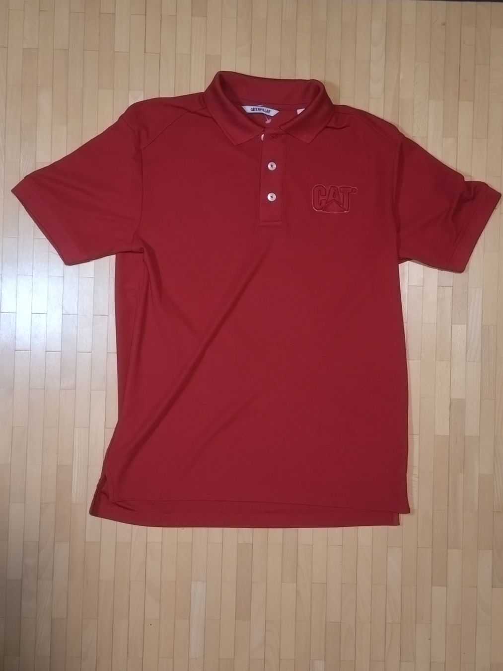 Magliette Polo: Polo CAT bordeaux Taille M, comme neuf! – Usato da Farvagny-le-Grand venduto da LaCaverne