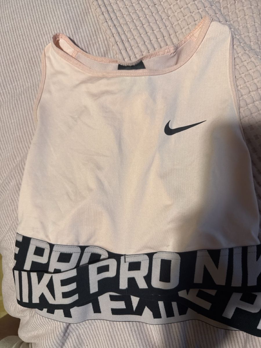 Nike Top: Brassière rose Nike – Nuovo (secondo la descrizione) da Chêne-Bougeries venduto da dav_x99l 1