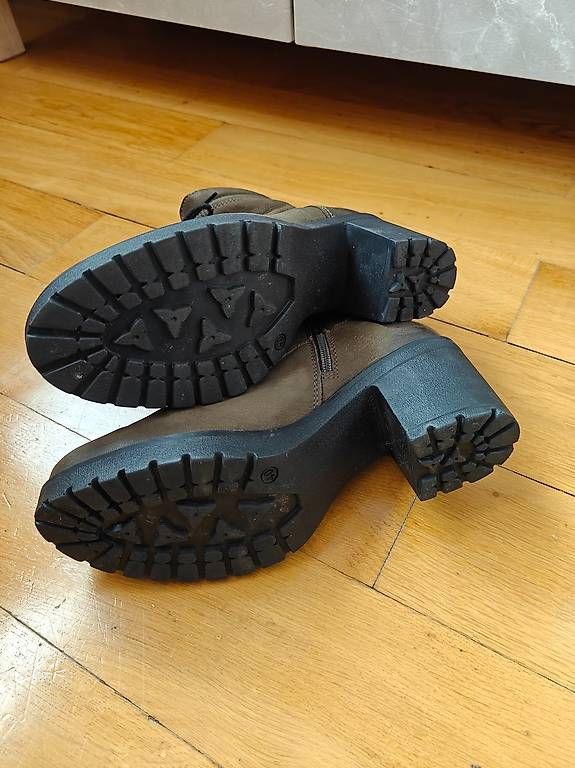 Damenschuhe: Boots mit Absatz Gr. 40 – Gebraucht aus Liestal von Robalani 2