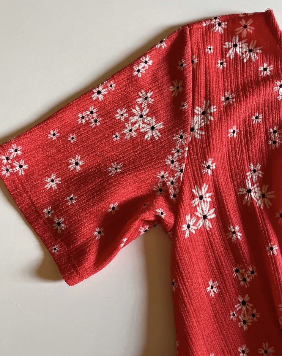 Pull&Bear Robes: Pull and Bear Dress Red Floral Pattern  – Neuf (Voir description) à Zürich par Trianamart_ 2