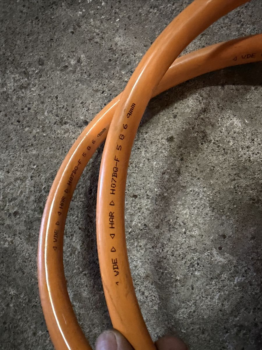 Câbles: Anschlusskabel 4m mit Stecker – D'occasion à Buonas par Topdown 3