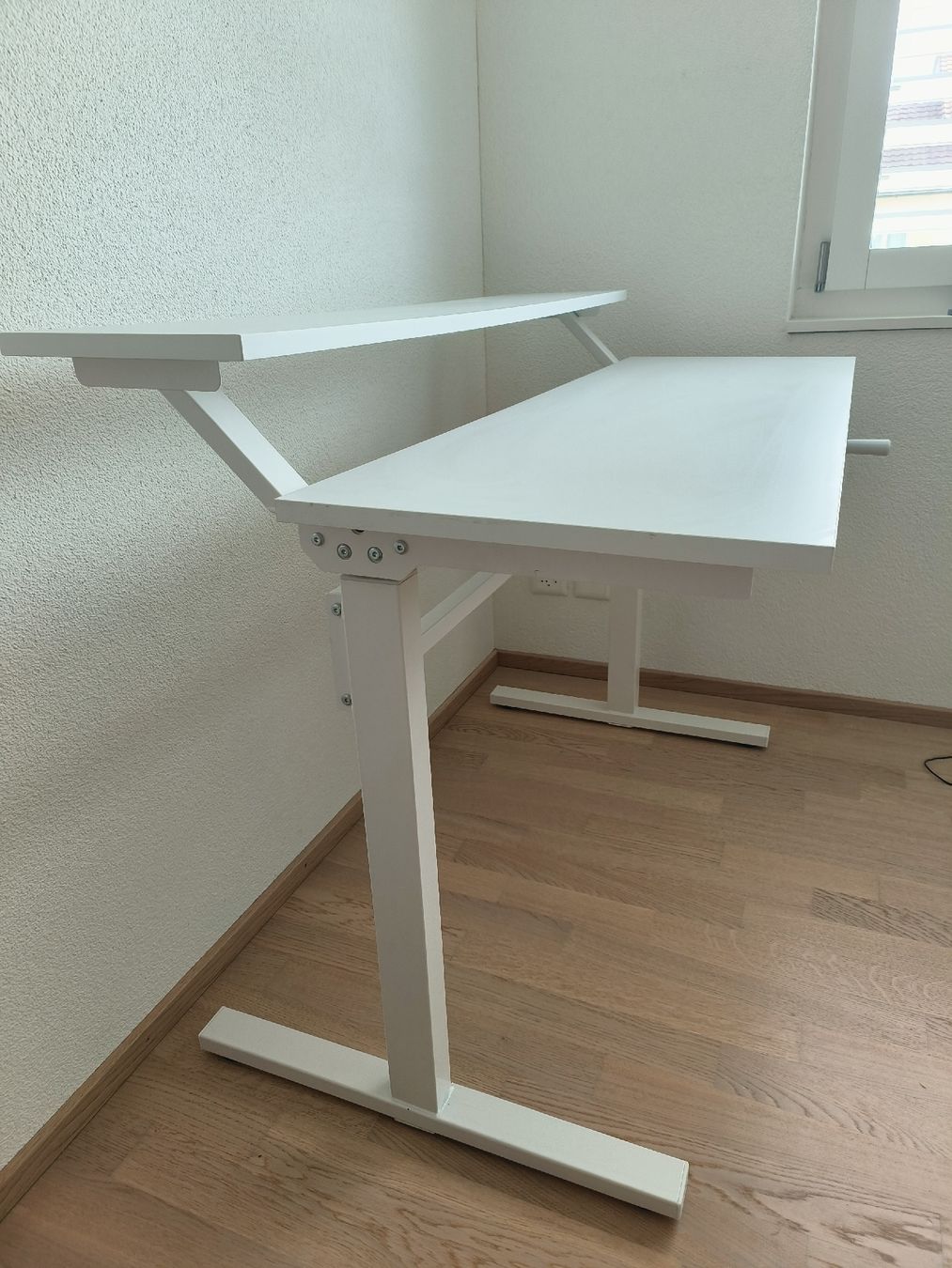 Scrivanie: White standing desk with hand crank adjustment – Usato da Bülach venduto da ste_5tgq 1
