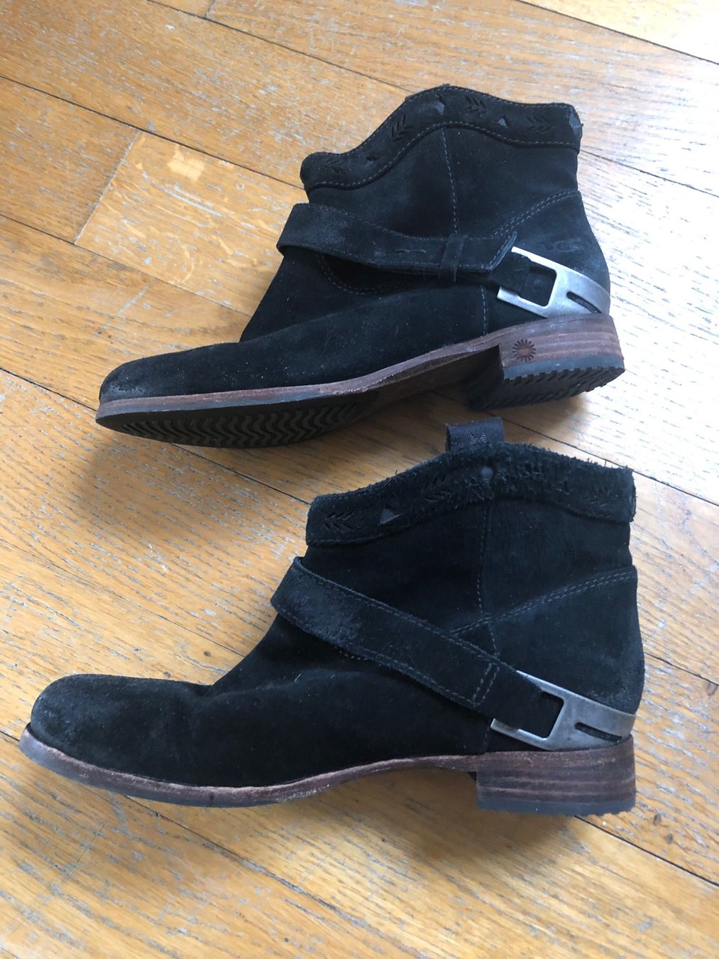 Ugg Scarpe da donna: Bottines UGG Noires en Daim - Taille 37 - Neuves! – Nuovo (secondo la descrizione) da Lausanne venduto da cat_656q 4