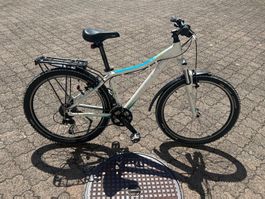 Damen Velo weiss/blau Grösse M mit Gepäckträger