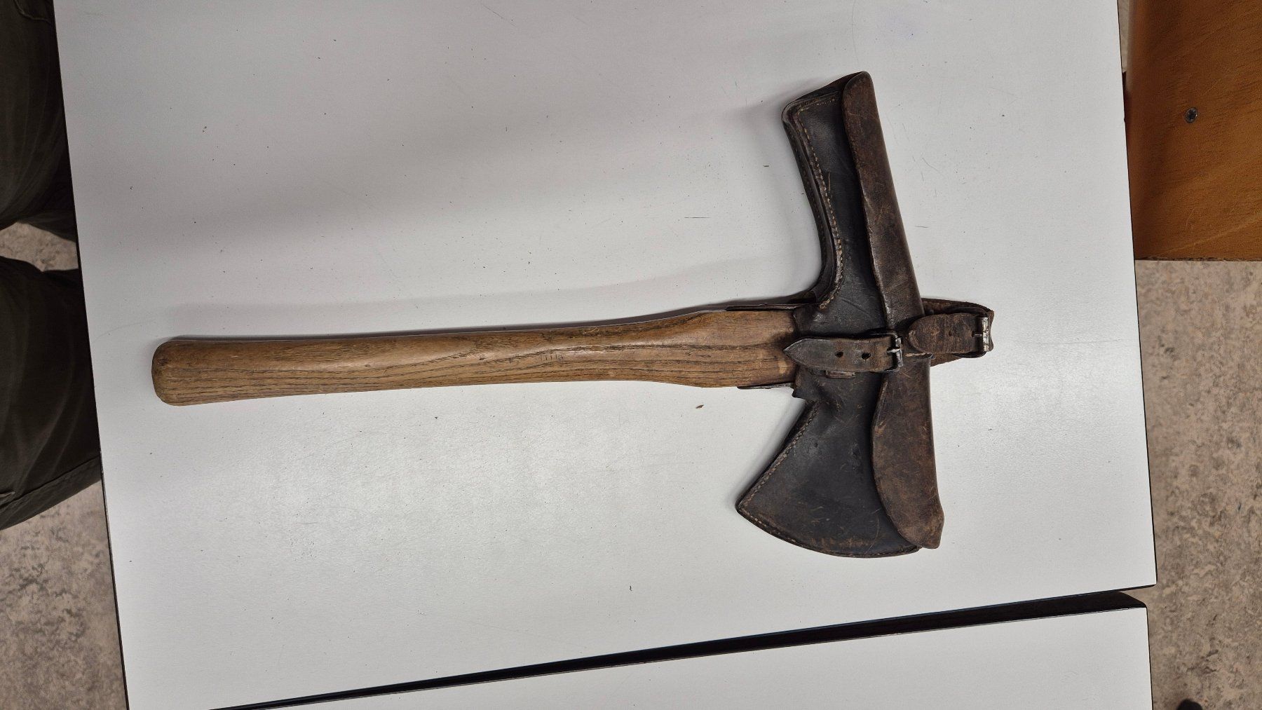 Schweizer Armee Tutti gli attrezzi: Tomahawk oder auch Schweizer Feuerwehrbeil und Militärbeil – Usato da Zürich venduto da Thevanboomer 2