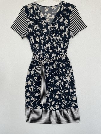 Apartes Kleid dunkelblau und weiss