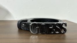 GUESS Gürtel mit grosser Logo-Schliesse - Grösse M/95