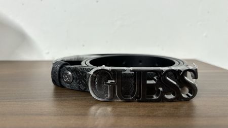 GUESS Gürtel mit grosser Logo-Schliesse - Grösse M/95