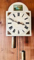 Antike Wanduhr mit langem Pendel und Landschaftsbild