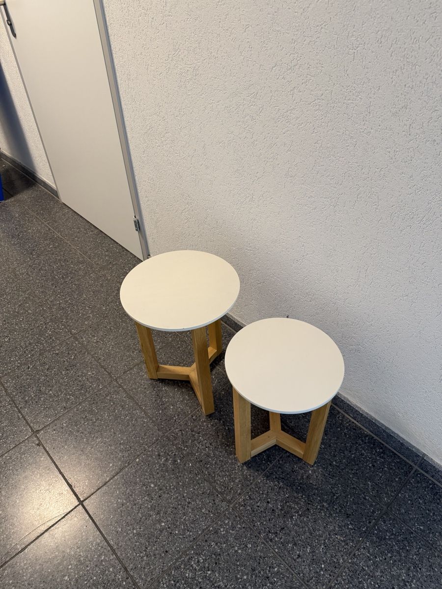 Set di tavolo e panche: 2er Beistelltischset aus Holz – Usato da Nürensdorf venduto da hdh_7tfq
