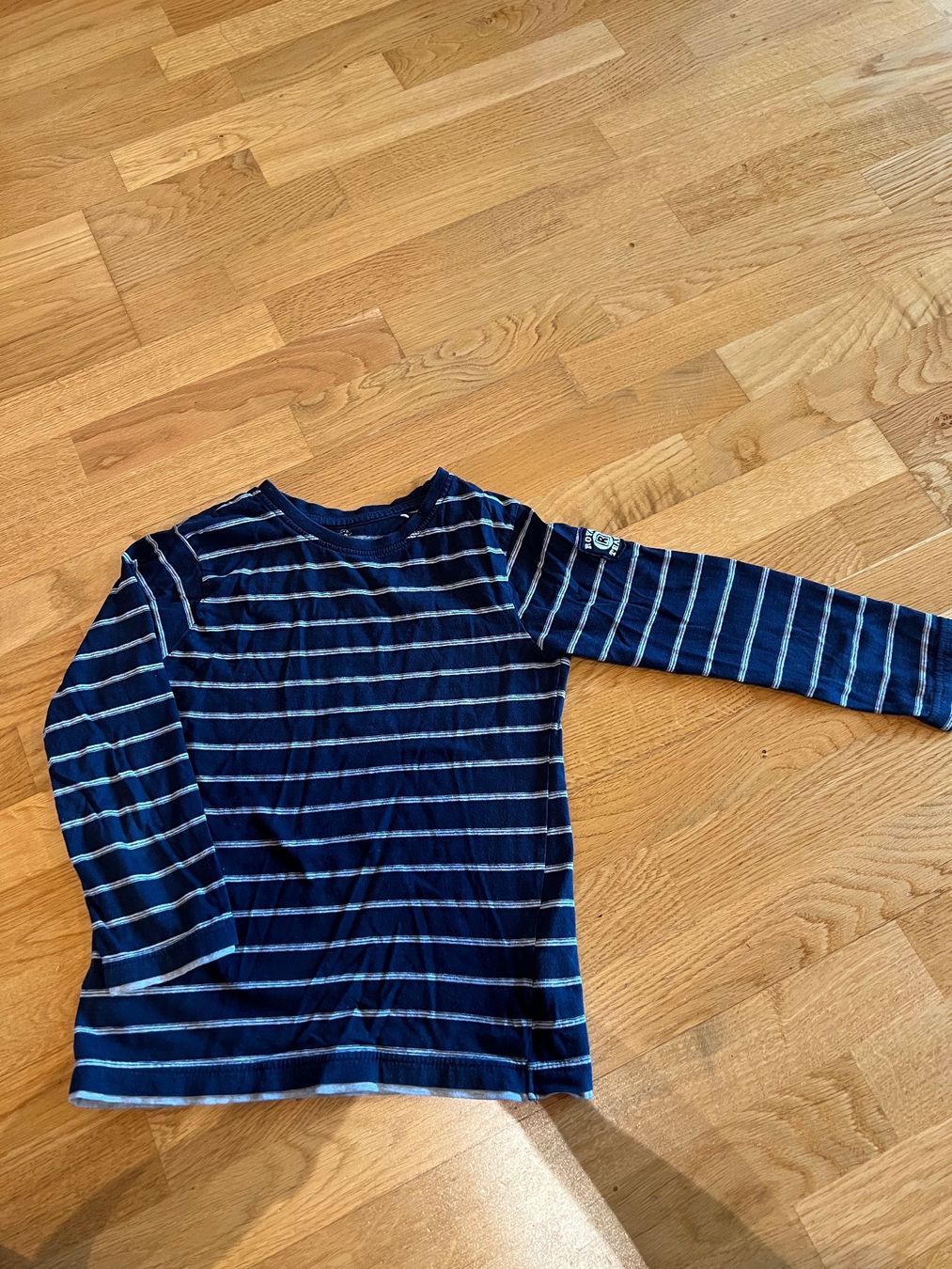 Pulls et sweat-shirts: Sweatshirt Gr. 122 – D'occasion à Wallisellen par Kaktus8304
