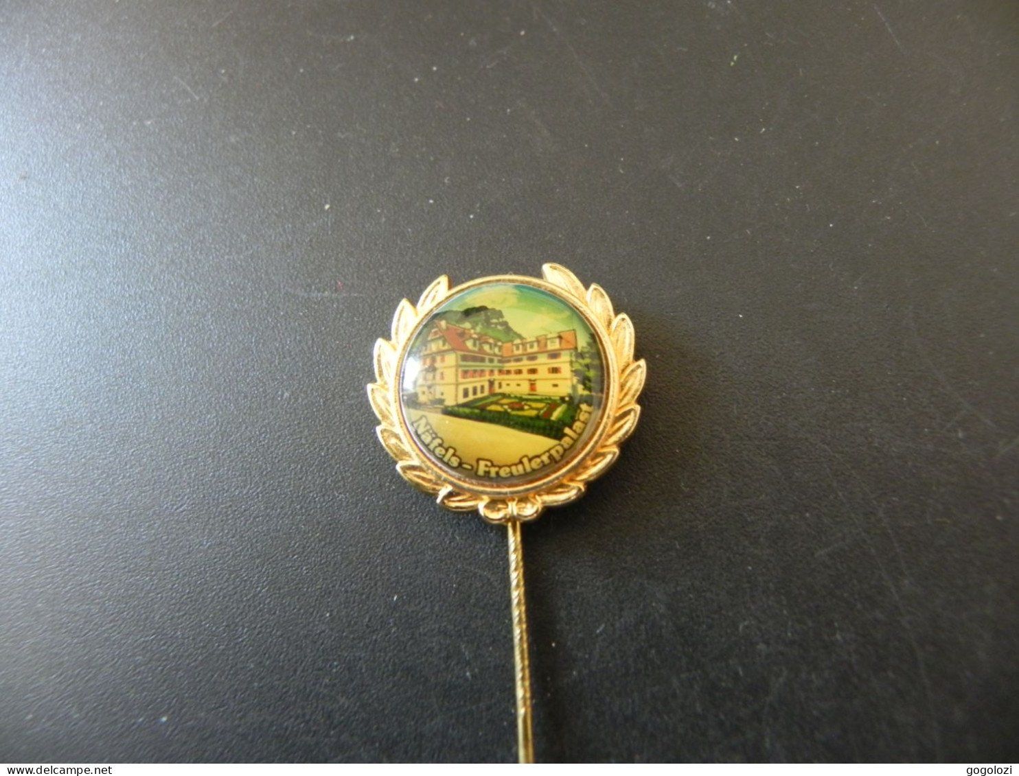Broches & Aiguilles: Abzeichen Näfels Freulerpalast – D'occasion à Biel/Bienne par Gogolozi 1